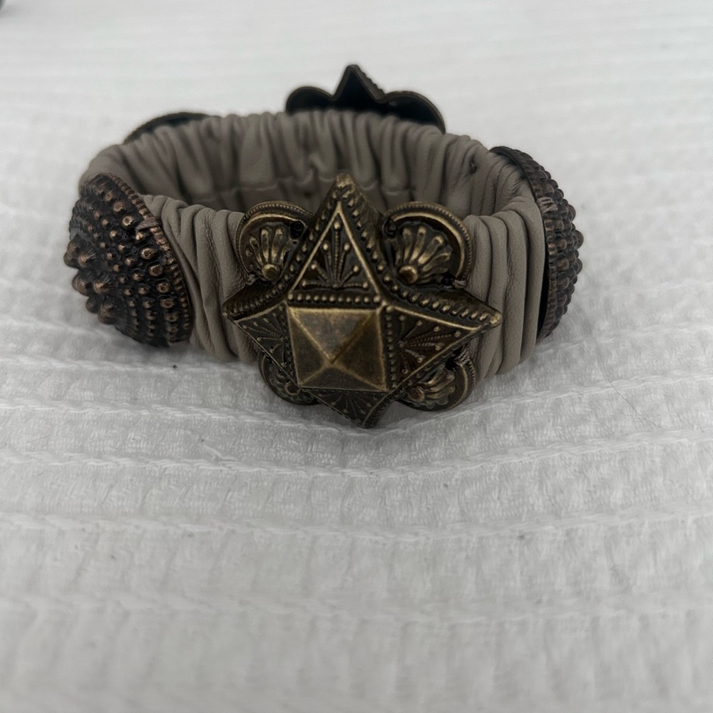 🐣 Burberry Leather Bracelet with Gold-Tone Hardware